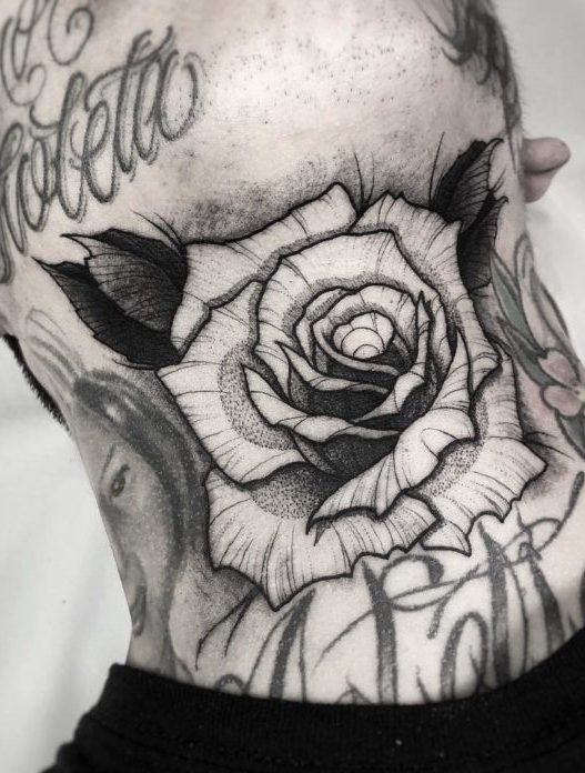 découvrez les tendances du tatouage cou pour homme, des designs audacieux aux motifs subtils. inspirez-vous des styles variés et trouvez le tatouage parfait qui reflète votre personnalité unique.