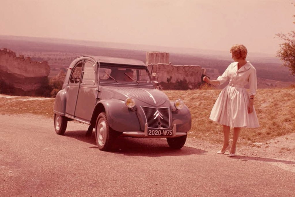 Découvrez l’Histoire Fascinante de la 2CV : La Voiture Emblématique du Peuple Français Célébrée Depuis 77 Ans !