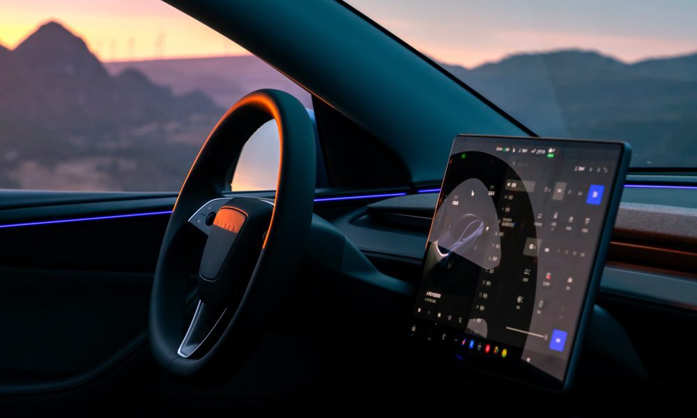 Découvrez la Fonction Cachée de Tesla qui Rendra la Conduite Autonome Incomparablement Plus Fluide !