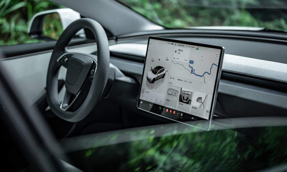 Voici un titre légèrement putaclic et optimisé pour le SEO :
« Découvrez les Révolutions Éblouissantes de Tesla Full Self-Driving : Transformations Clés de la Version 13 à 14 ! »