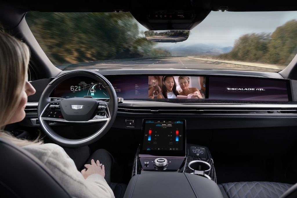 Cadillac révolutionne la conduite : Regardez des films en roulant, c’est enfin possible !