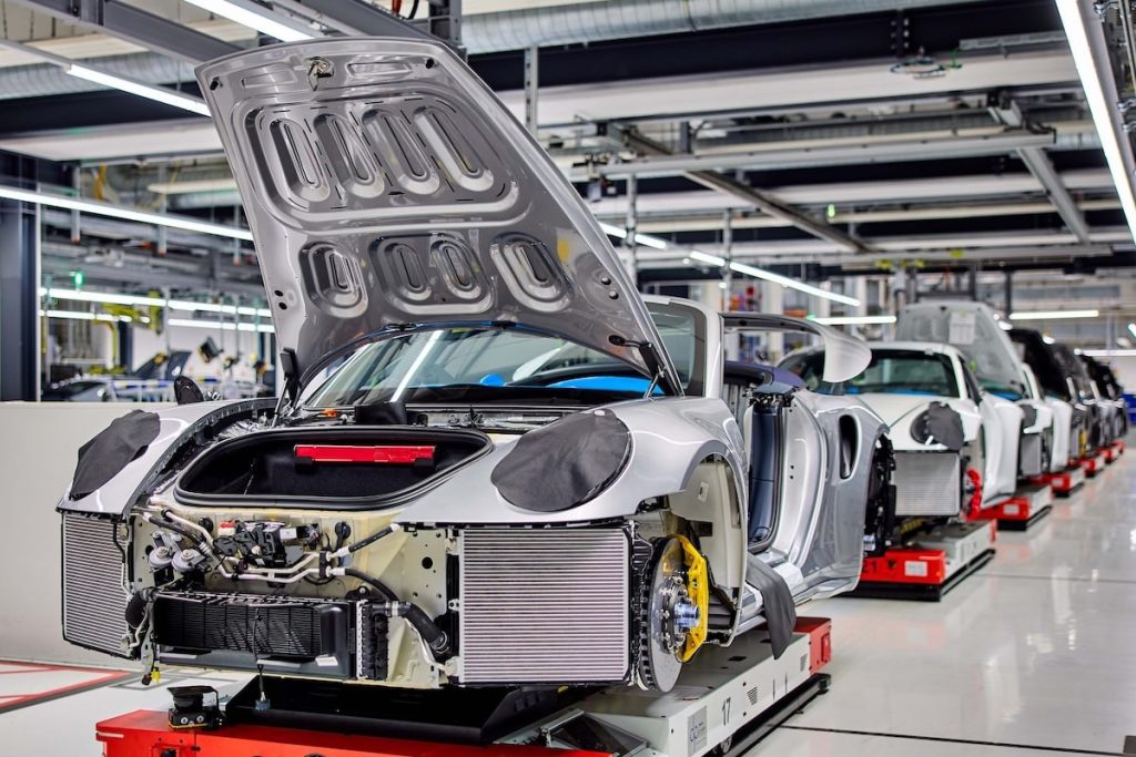 Porsche : doit-elle choisir entre produire aux États-Unis ou disparaître ? Découvrez les enjeux !