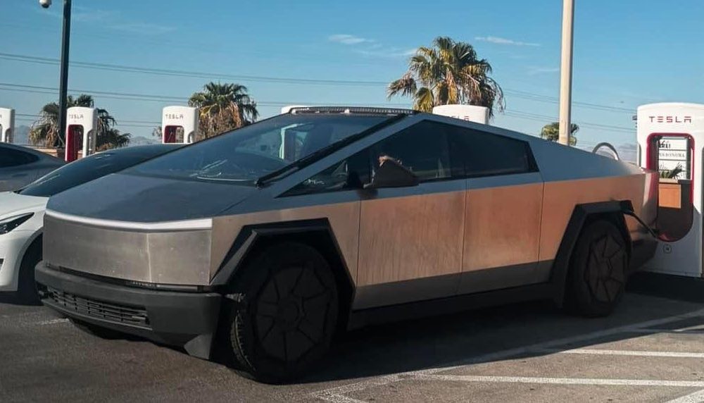 Tesla Rappelle Plus de 6,000 Cybertrucks : Problème d’Adhésif sur les Barres Lumineuses Dévoilé!