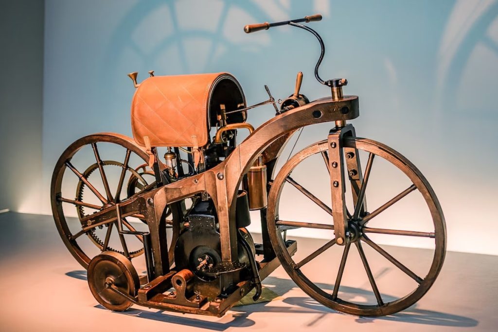 Découvrez comment Daimler a révolutionné le monde de la moto et de l’automobile il y a 140 ans !