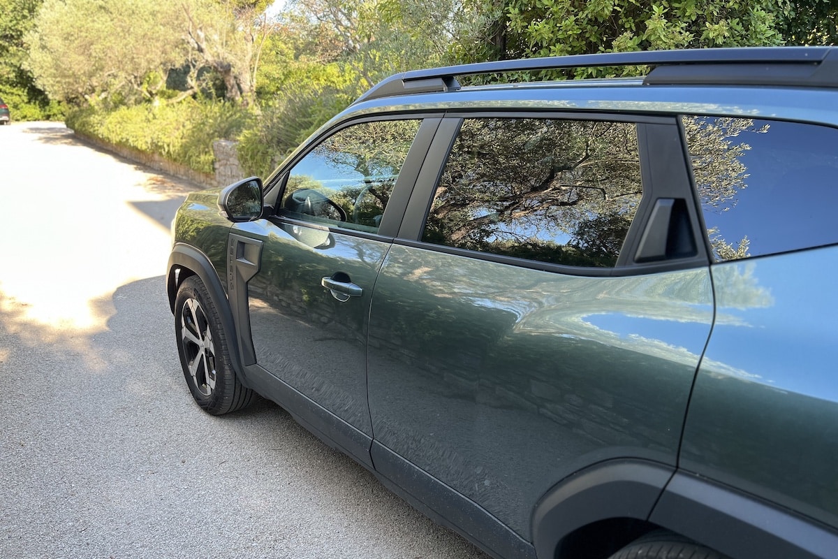 Dacia Duster sur Route Montagneuse