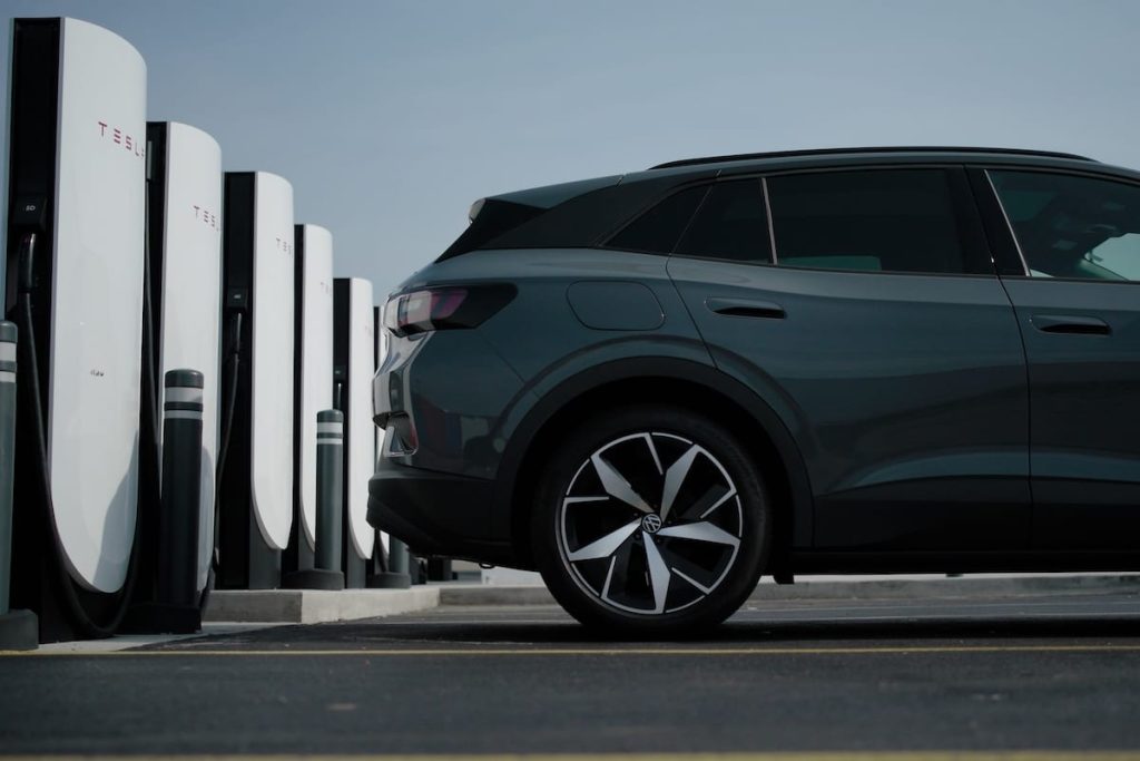 Surprenant : Volkswagen Dévoile Comment Révolutionner la Recharge des Superchargers Tesla !