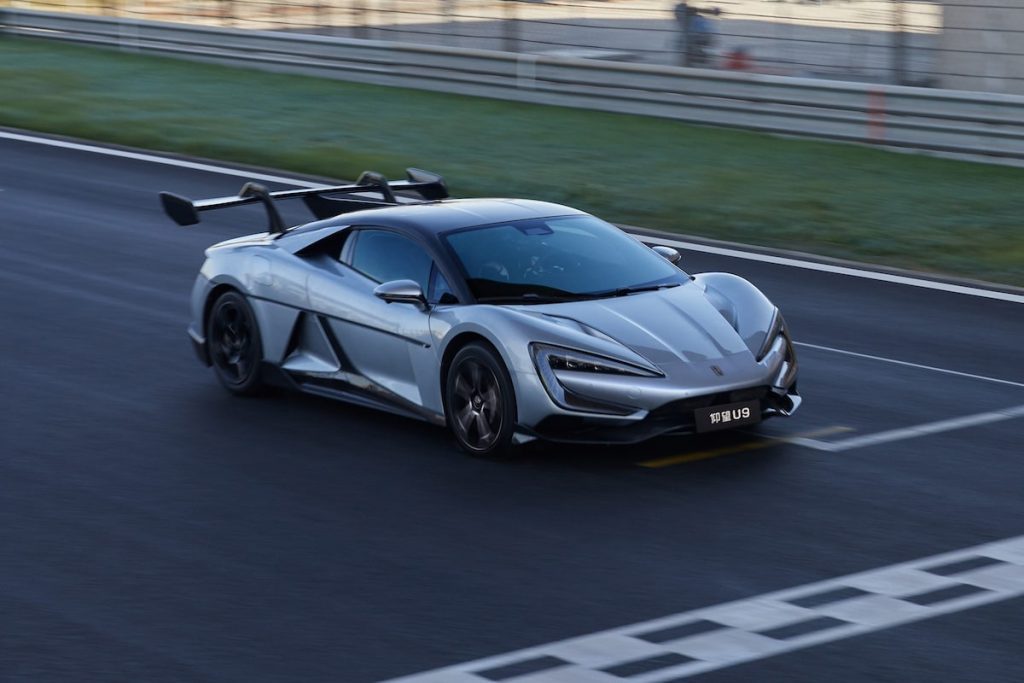 Pourquoi brider les voitures électriques pourrait révolutionner la conduite : découvrez les enjeux !