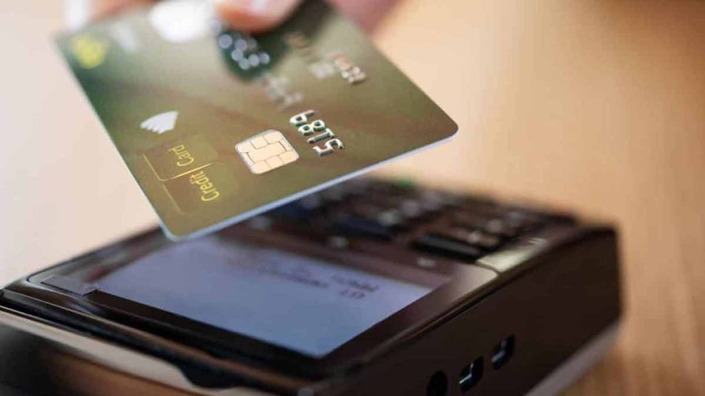 Pourquoi renoncer à payer vos courses avec une carte bancaire pourrait changer votre vie ! Découvrez les risques cachés.