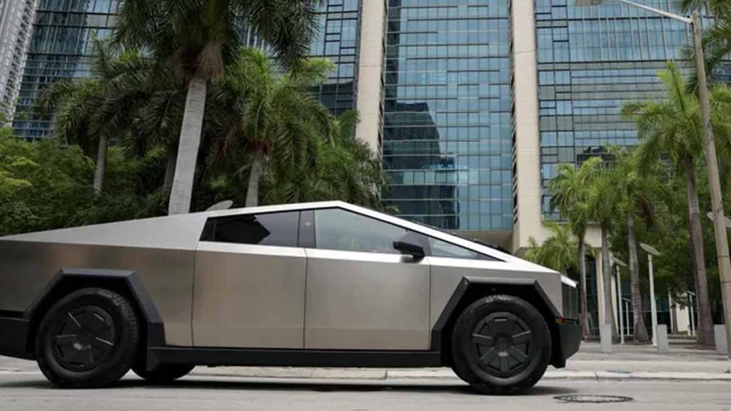 Il laisse son Tesla Cybertruck branché en vacances : découvrez la vérité choquante à son retour !