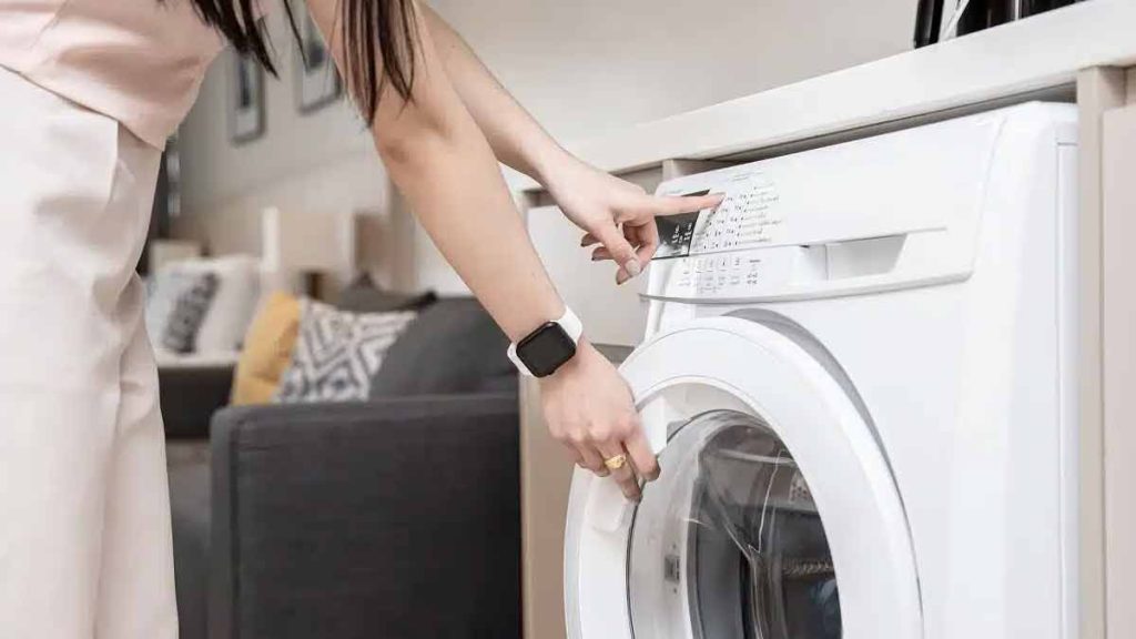 Découvrez l’astuce inattendue que peu de Français connaissent pour des vêtements impeccables et ultra-doux grâce à votre machine à laver !