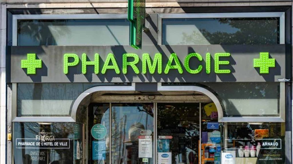 Préparatrice en pharmacie expérimentée licenciée : découvrez pourquoi son employeur est en faute pour ne pas avoir vérifié ses qualifications !