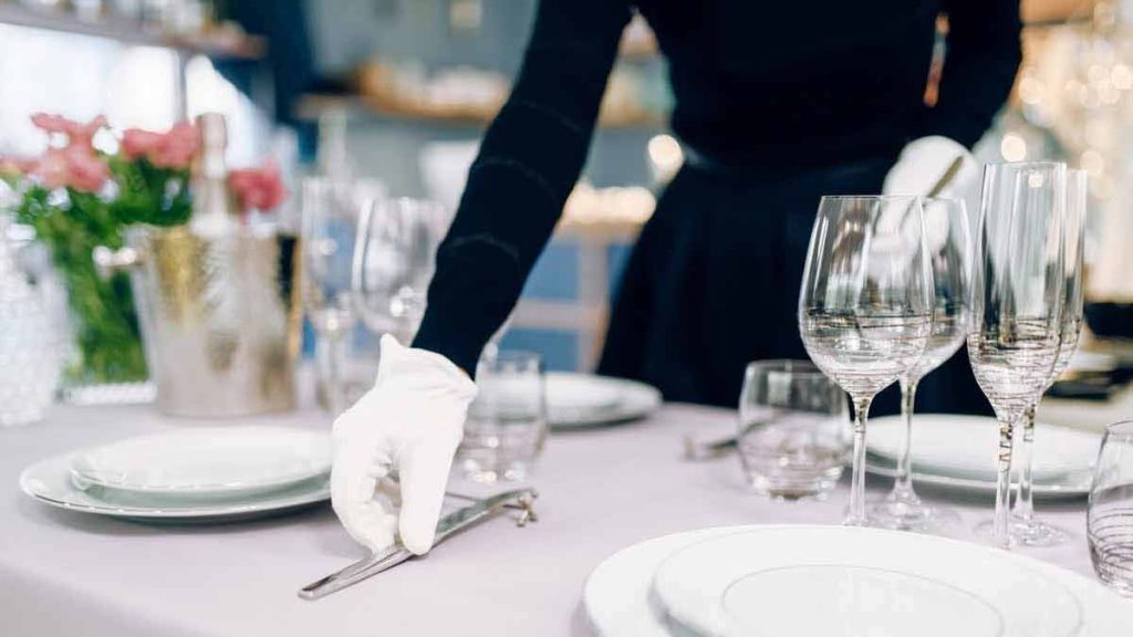 Découvrez comment aider les serveurs à débarrasser la table peut transformer votre expérience au restaurant, selon la psychologie !