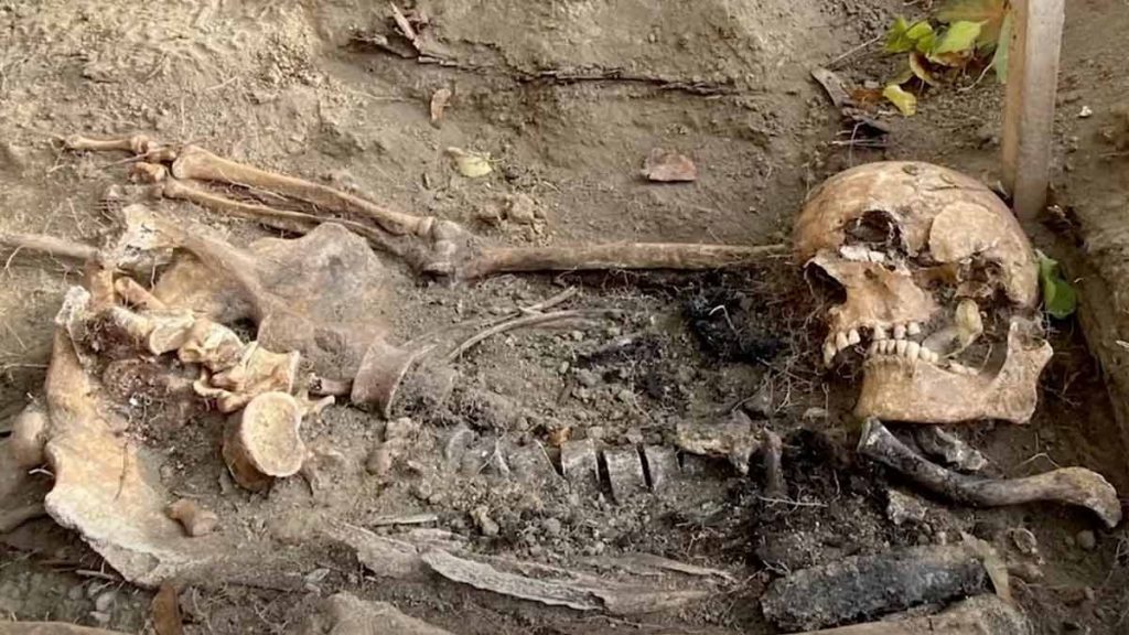 Découverte Étonnante : Sous un Glacier, Une Pierre Tombale de Chevalier Révèle un Trésor Médiéval En Europe !