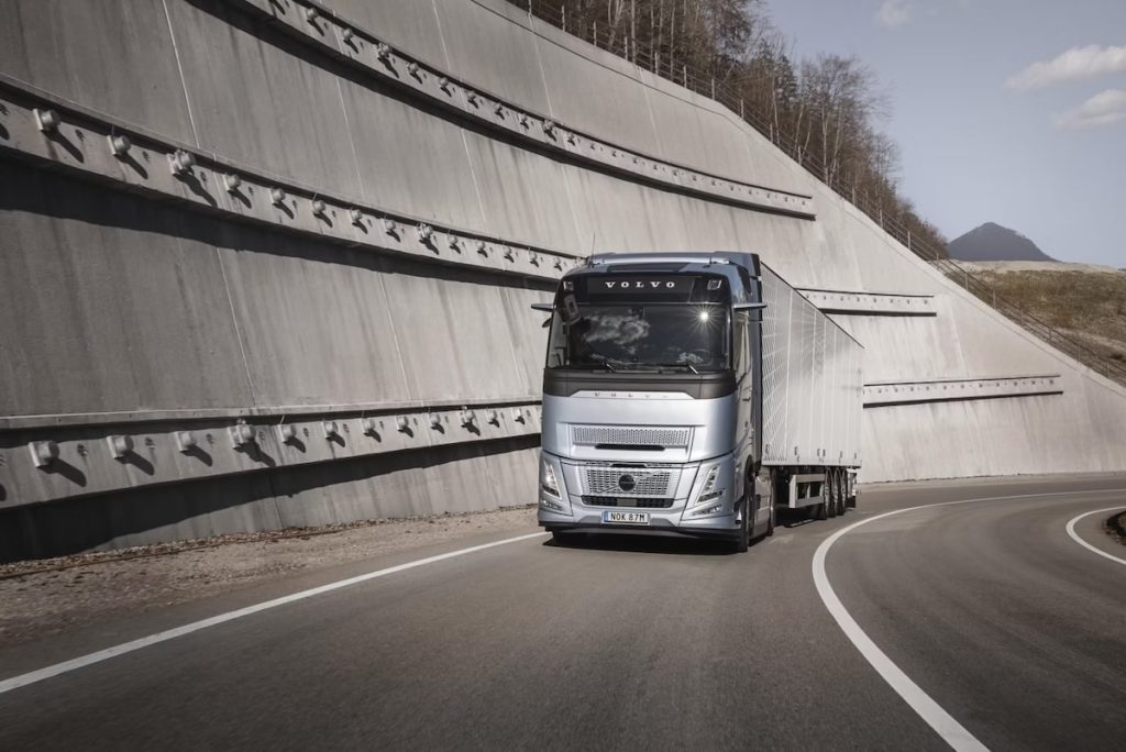 Révolution dans le Transport : Volvo Trucks Lance le Stop/Start pour Poids Lourd en Circulation !